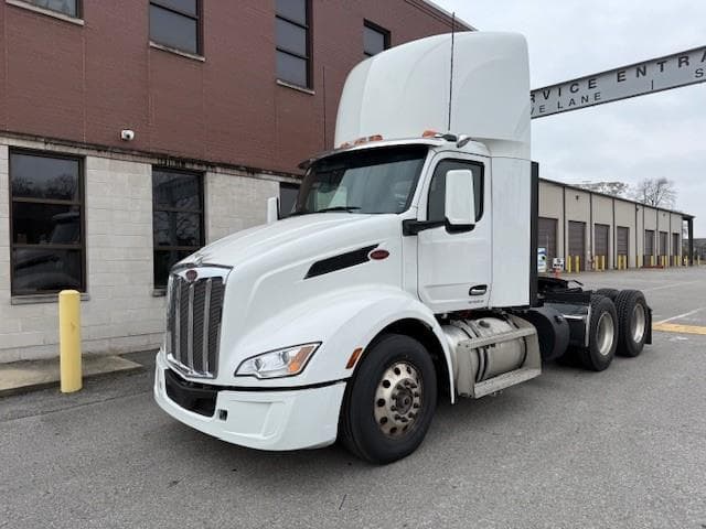 2023 Peterbilt 579 — photo 2