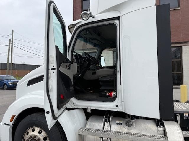 2023 Peterbilt 579 — photo 9