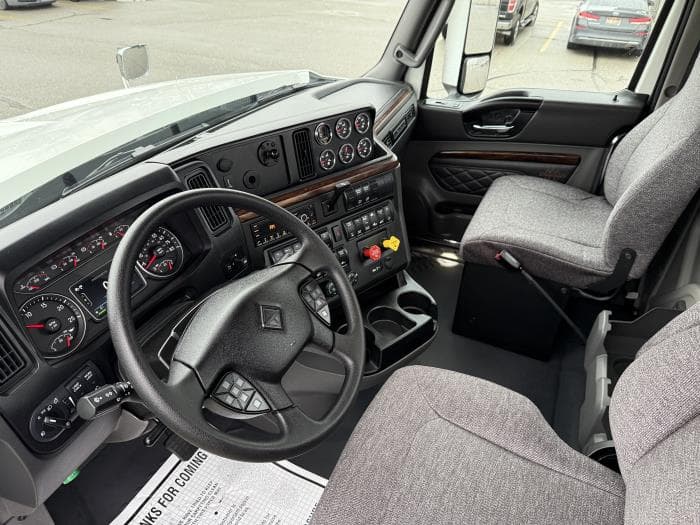 2026 International HX — photo 15