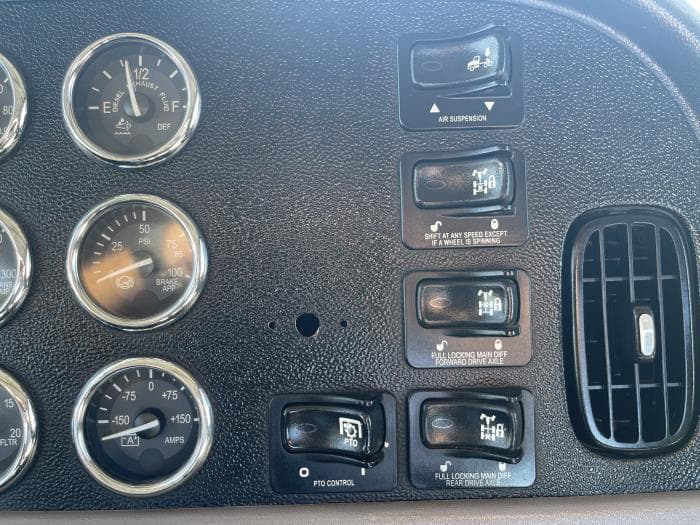 2014 Peterbilt 365 — photo 22
