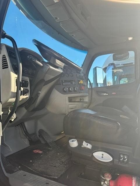 2021 Peterbilt 579 — photo 6