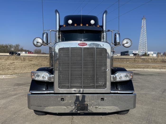 2022 Peterbilt 389 — photo 3