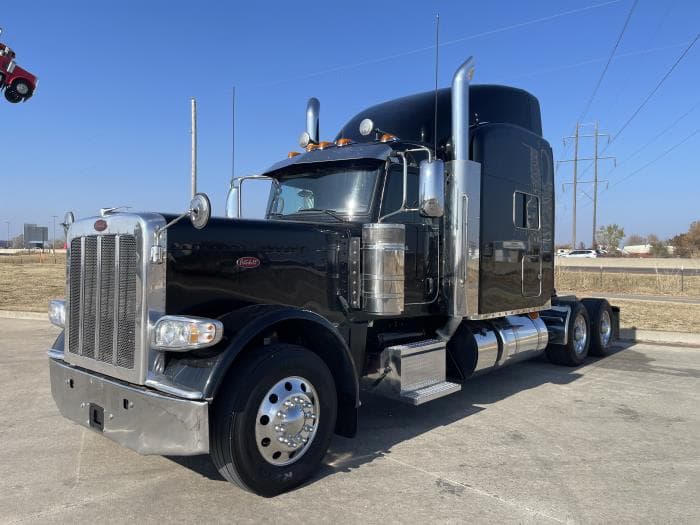 2022 Peterbilt 389 — photo 2