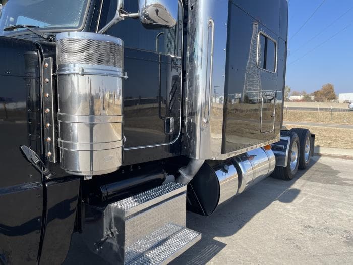 2022 Peterbilt 389 — photo 17