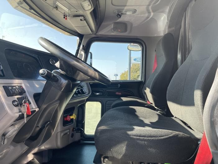 2022 Peterbilt 389 — photo 18