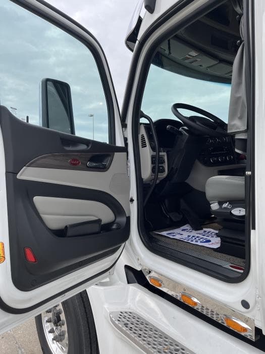 2026 Peterbilt 579 — photo 12