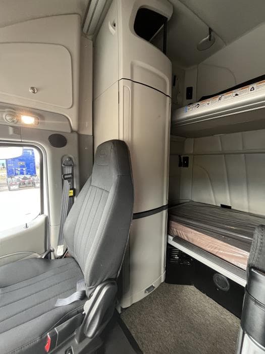 2022 Peterbilt 579 — photo 16
