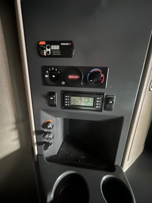 2022 Peterbilt 579 — photo 16