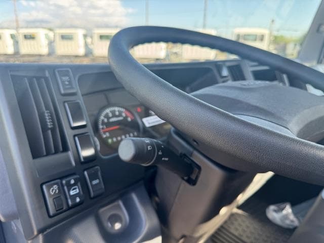 2025 Isuzu NRR — photo 11