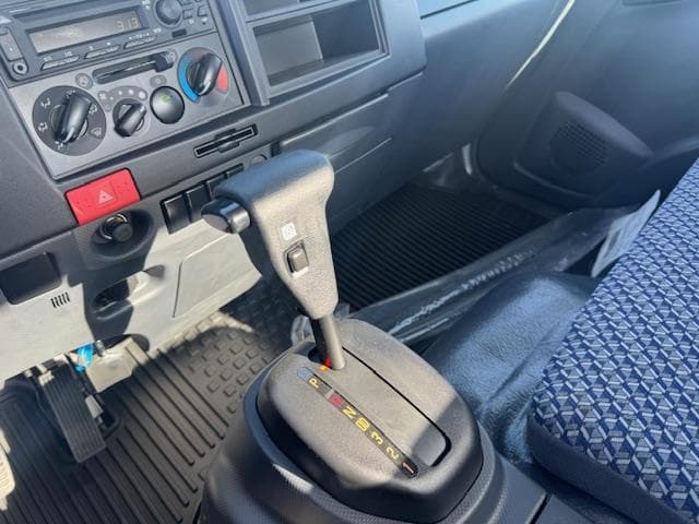 2025 Isuzu NRR — photo 12