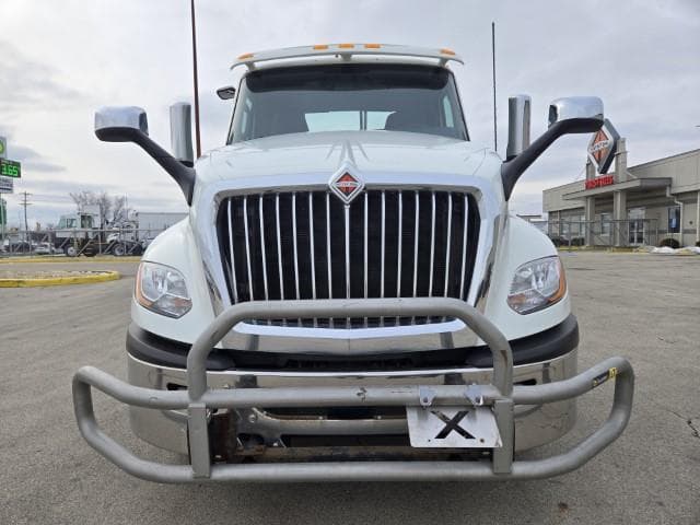 2022 International LT — photo 3