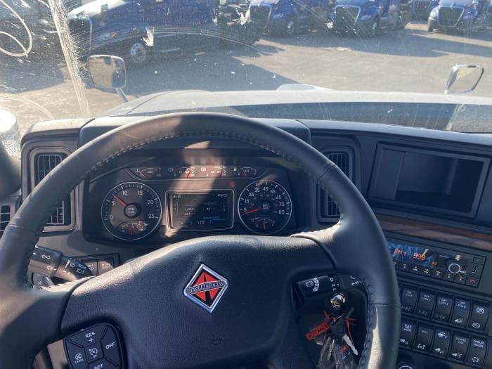 2026 International HX — photo 11