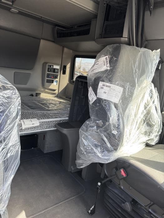 2026 International LT — photo 9