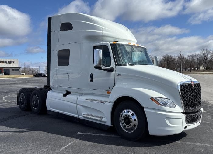 2026 International LT — photo 3