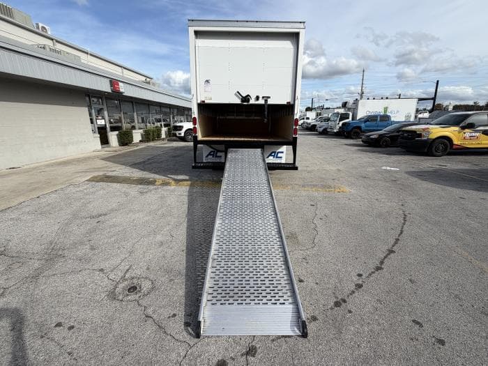 2025 Isuzu NPR — photo 6