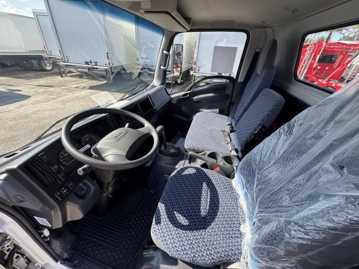 2025 Isuzu NRR — photo 2