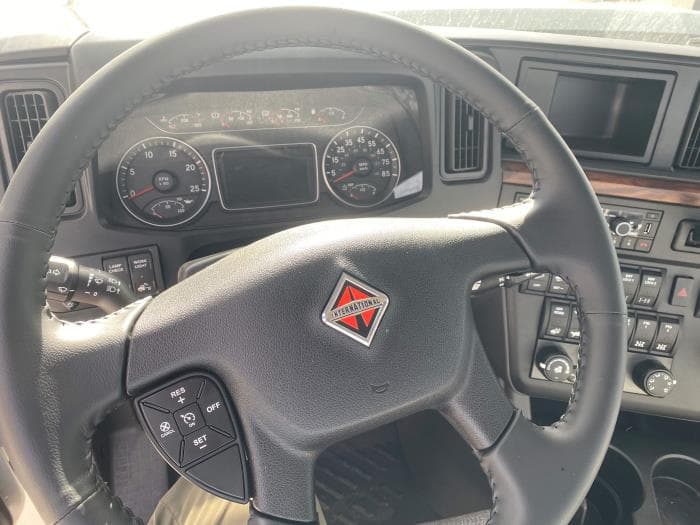 2026 International HX — photo 12