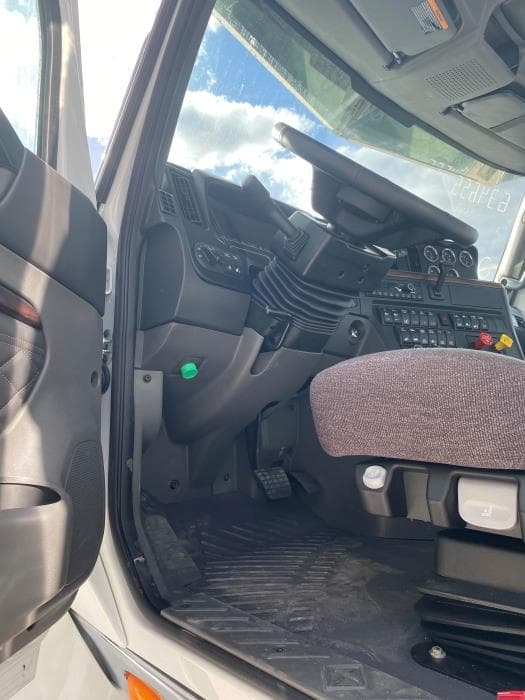 2026 International HX — photo 10