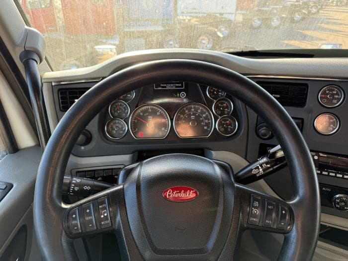 2021 Peterbilt 579 — photo 6