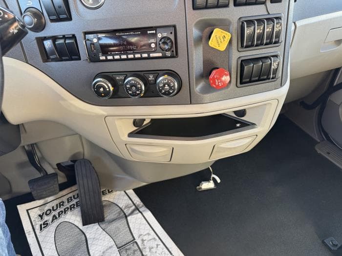 2021 Peterbilt 579 — photo 9