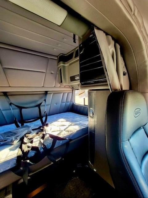 2022 Peterbilt 389 — photo 28
