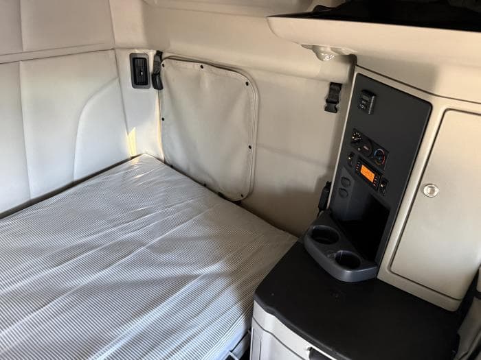 2021 Peterbilt 579 — photo 31