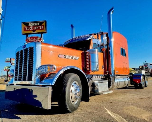 2022 Peterbilt 389 — photo 2