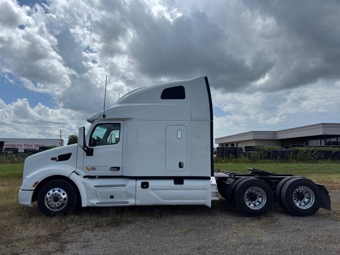 2022 Peterbilt 579 — photo 9