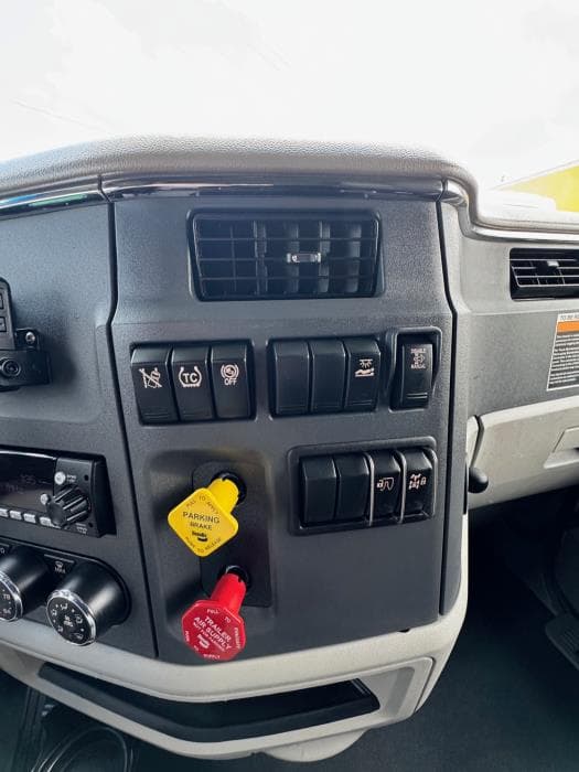 2022 Peterbilt 579 — photo 18