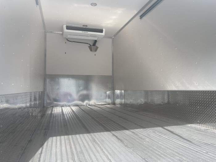 2025 Isuzu NPR — photo 9