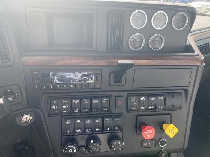 2026 International HX — photo 15