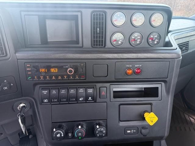 2026 International HX — photo 19