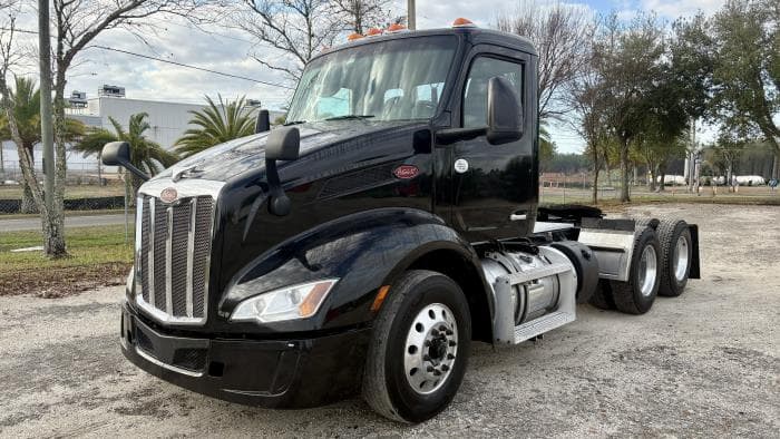 2022 Peterbilt 579 — photo 2