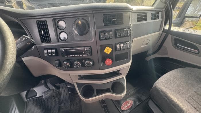 2022 Peterbilt 579 — photo 12