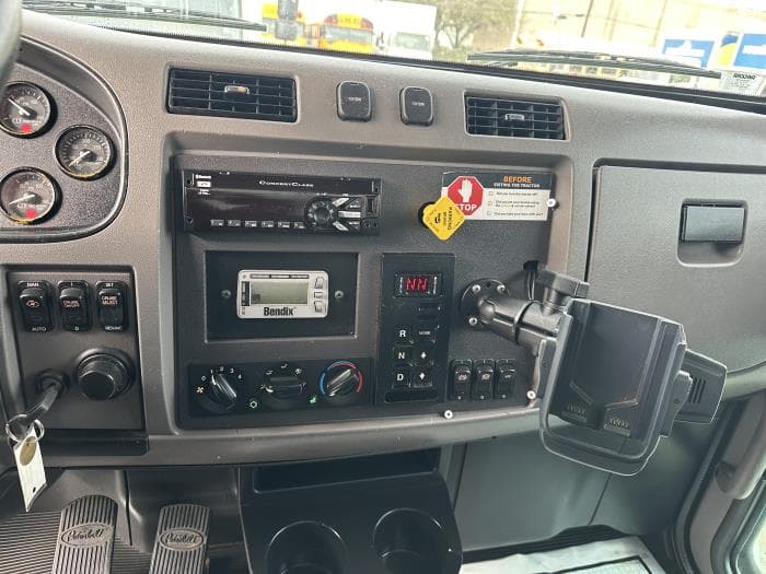 2020 Peterbilt 337 — photo 11