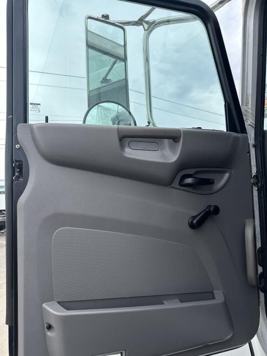 2020 Peterbilt 337 — photo 18