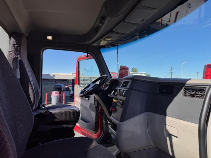 2020 Peterbilt 579 — photo 17