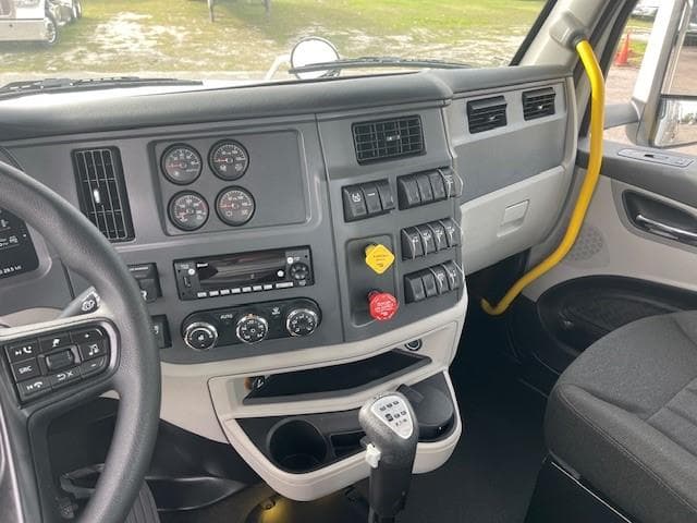 2026 Peterbilt 567 — photo 12