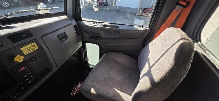 2020 Peterbilt 337 — photo 21
