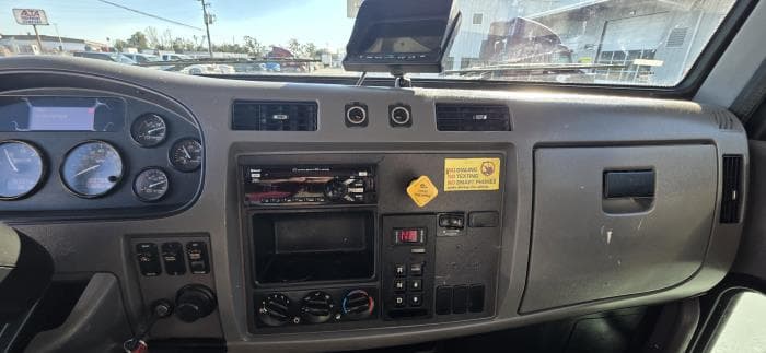 2020 Peterbilt 337 — photo 22