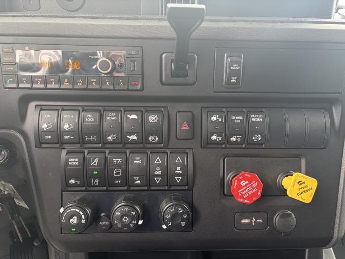 2026 International LT — photo 13