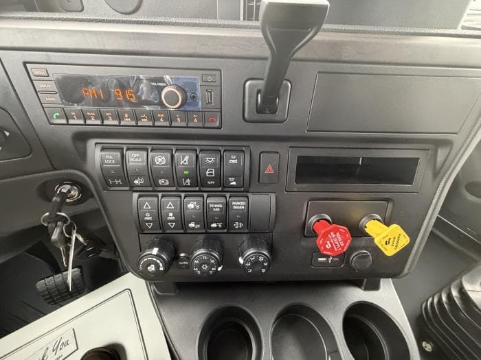 2026 International LT — photo 17