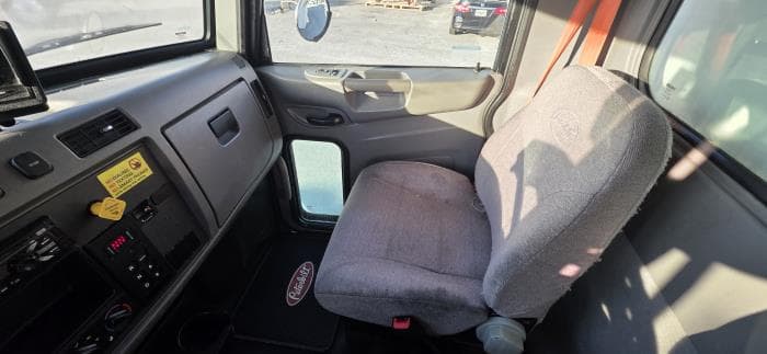 2020 Peterbilt 337 — photo 19