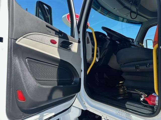 2026 Peterbilt 567 — photo 10