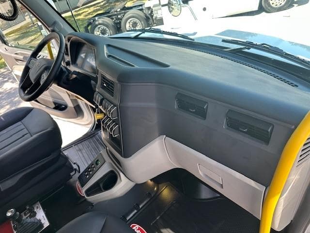 2026 Peterbilt 567 — photo 18