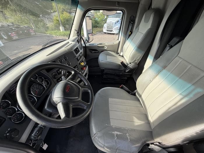 2022 Peterbilt 579 — photo 12