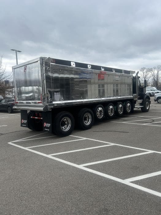 2026 International HX — photo 7