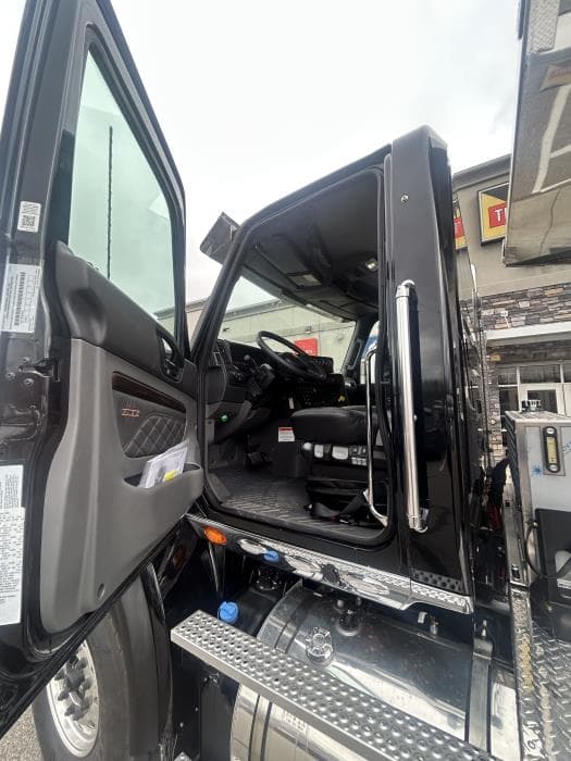 2026 International HX — photo 14