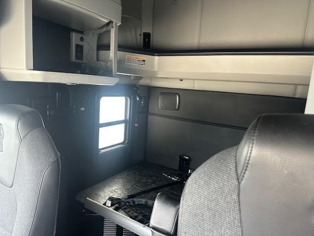 2023 Kenworth T680 — photo 7