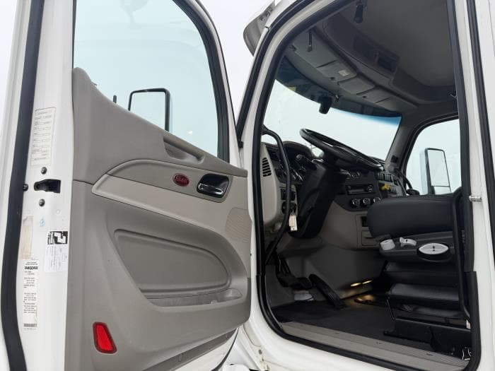2020 Peterbilt 567 — photo 25